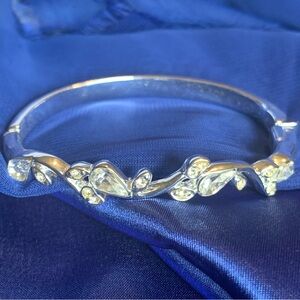 𝐕𝐢𝐧𝐭𝐚𝐠𝐞 Sliver Colored Rhinestone Vine Bracelet Latch Closure